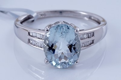 Lot 156 - A contemporary aquamarine and diamond ring