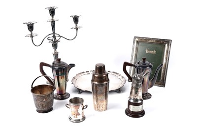 Lot 304 - A selection of silverplated wares