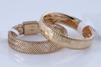 Lot 164 - An 18ct gold flexible plaited mesh ring; and a 9ct gold faceted band