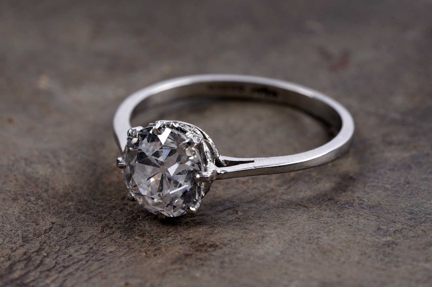 Lot 907 - A single stone solitaire diamond ring