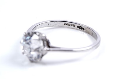 Lot 907 - A single stone solitaire diamond ring