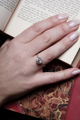 Lot 907 - A single stone solitaire diamond ring