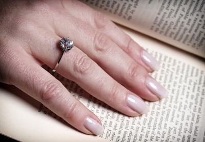 Lot 907 - A single stone solitaire diamond ring