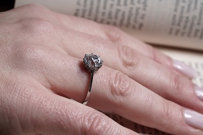 Lot 907 - A single stone solitaire diamond ring