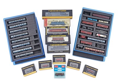 Lot 389 - A collection of N-gauge model railway and rolling stock