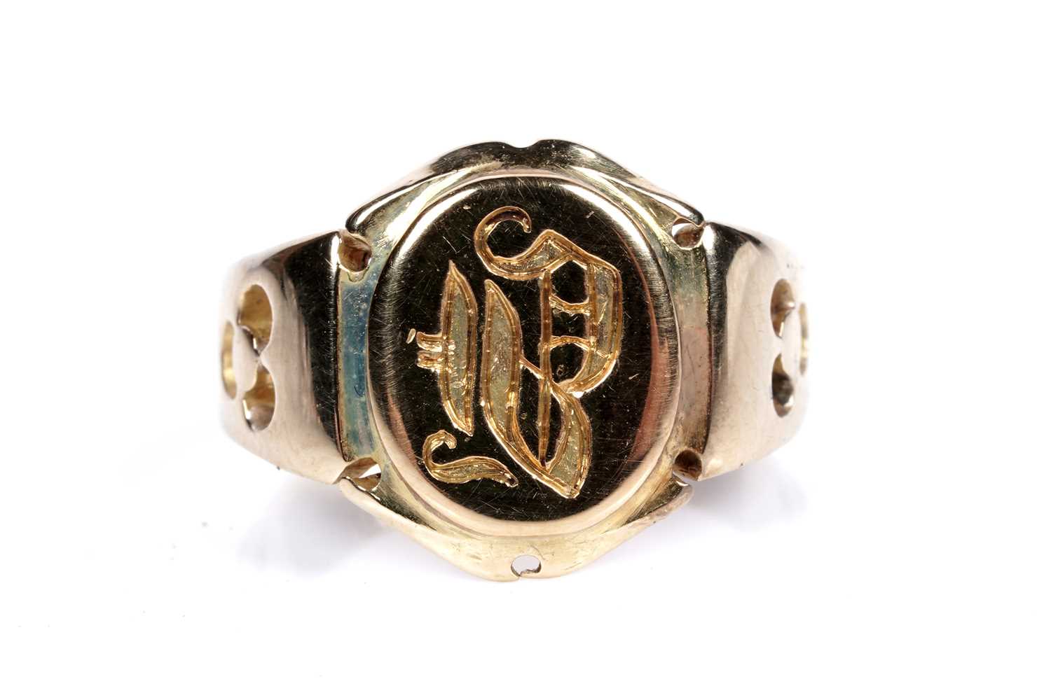 Lot 48 - An Edwardian Arts and Crafts influenced gold signet ring
