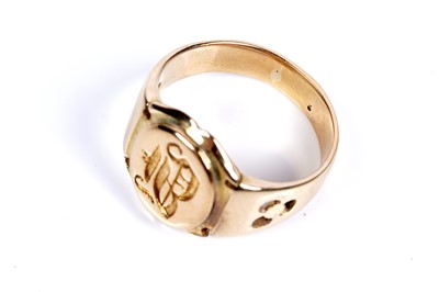 Lot 48 - An Edwardian Arts and Crafts influenced gold signet ring