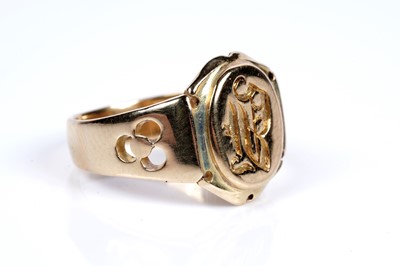 Lot 48 - An Edwardian Arts and Crafts influenced gold signet ring