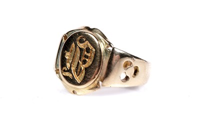 Lot 48 - An Edwardian Arts and Crafts influenced gold signet ring