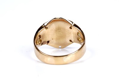 Lot 48 - An Edwardian Arts and Crafts influenced gold signet ring