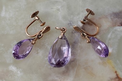Lot 14 - A 20th Century briolette-cut amethyst pendant and pendant earring set