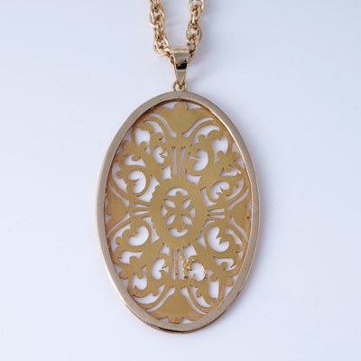 Lot 34 - A decoratively pierced 14ct gold pendant plaque on chain