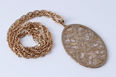 Lot 34 - A decoratively pierced 14ct gold pendant plaque on chain