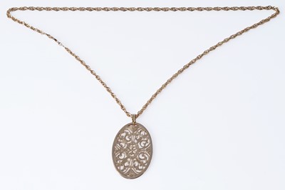 Lot 34 - A decoratively pierced 14ct gold pendant plaque on chain