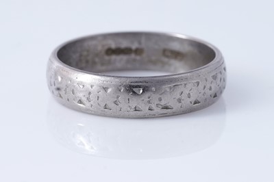 Lot 79 - A 22ct white gold wedding band