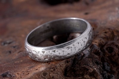 Lot 79 - A 22ct white gold wedding band