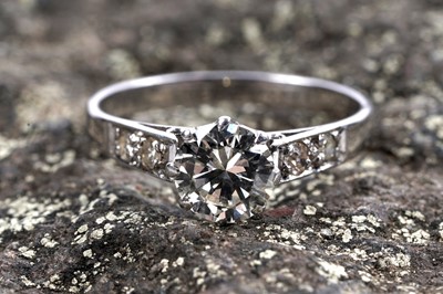 Lot 821 - A solitaire diamond ring