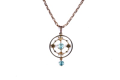 Lot 23 - An Edwardian 9ct gold wreath pattern pendant on chain