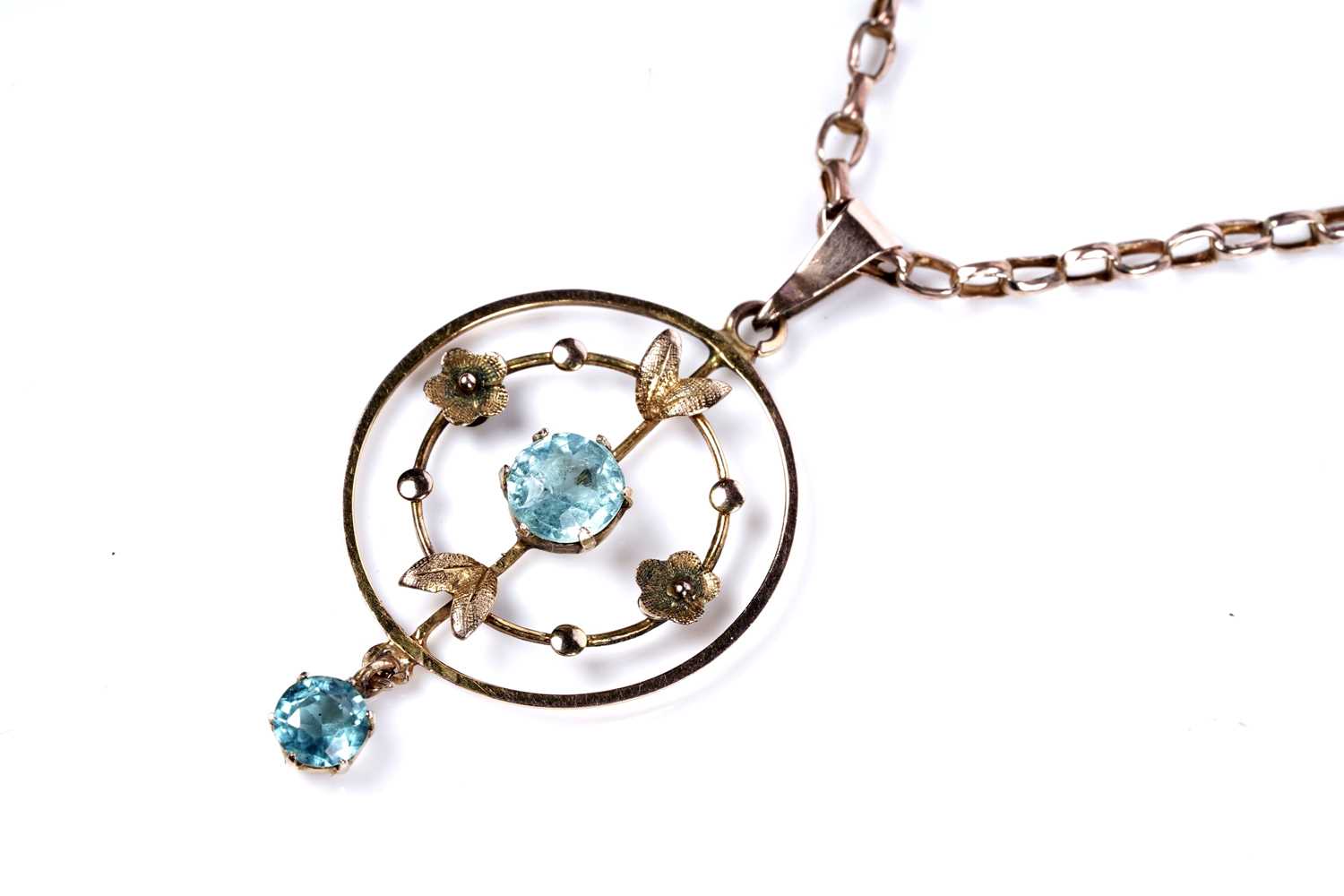 Lot 23 - An Edwardian 9ct gold wreath pattern pendant on chain