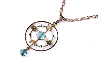 Lot 23 - An Edwardian 9ct gold wreath pattern pendant on chain