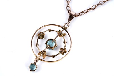 Lot 23 - An Edwardian 9ct gold wreath pattern pendant on chain