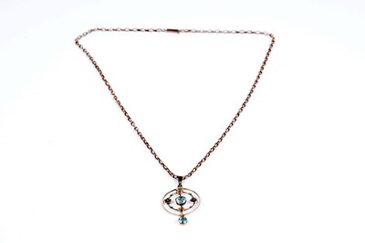Lot 23 - An Edwardian 9ct gold wreath pattern pendant on chain