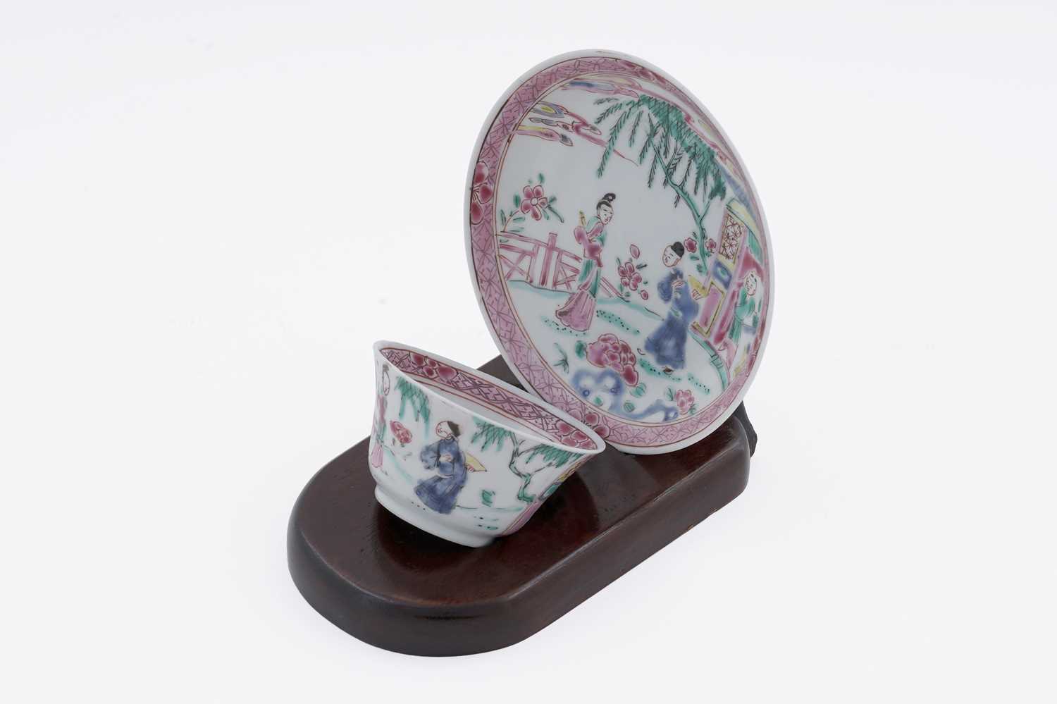 Lot 813 - A Yongzheng tea bowl and saucer