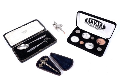Lot 475 - A collection of silver and coins