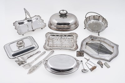 Lot 401 - A collection of silverplated wares