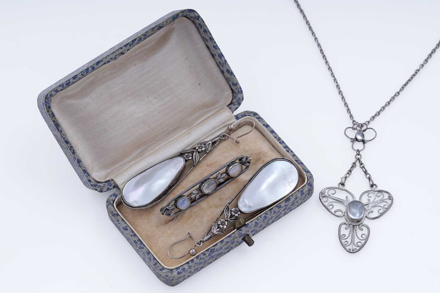 Lot 20 - Early 20th Century and later Arts and Crafts jewellery
