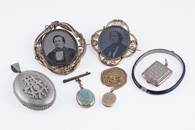 Lot 8 - Victorian mourning and sentimental jewellery