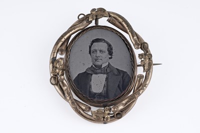Lot 8 - Victorian mourning and sentimental jewellery
