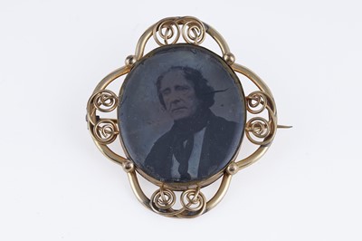Lot 8 - Victorian mourning and sentimental jewellery