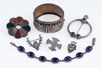 Lot 40 - Victorian and later silver and hardstone jewellery including: an amethyst cabochon bracelet
