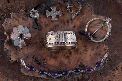 Lot 40 - Victorian and later silver and hardstone jewellery including: an amethyst cabochon bracelet