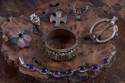 Lot 40 - Victorian and later silver and hardstone jewellery including: an amethyst cabochon bracelet