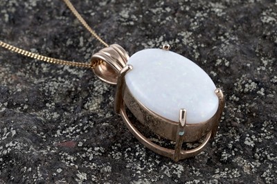 Lot 100 - A contemporary opal and 9ct gold pendant necklace