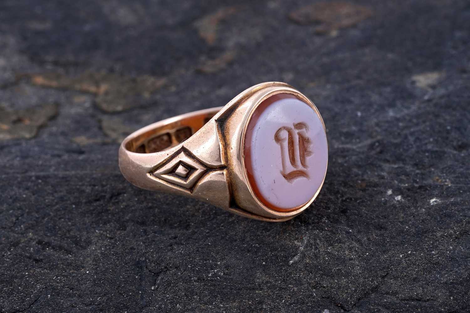 Lot 24 - A Victorian banded carnelian and 15ct gold signet ring | dated 1897