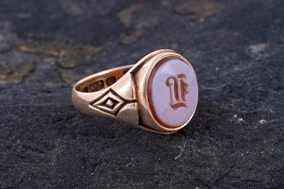 Lot 24 - A Victorian banded carnelian and 15ct gold signet ring | dated 1897