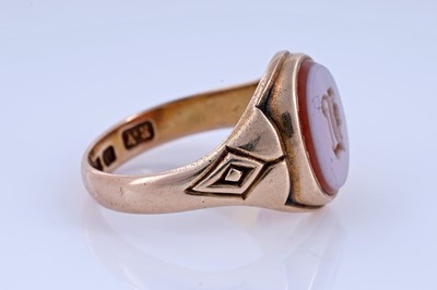 Lot 24 - A Victorian banded carnelian and 15ct gold signet ring | dated 1897