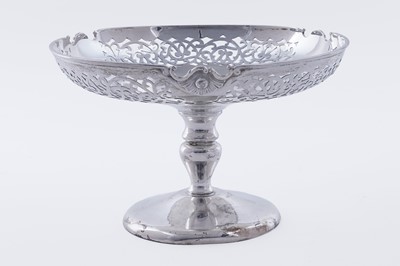 Lot 426 - A George V silver fruit or dessert stand