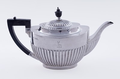 Lot 427 - A George V silver teapot of Georgian shape, with engraved armorial crest