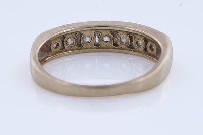 Lot 51 - A contemporary seven-stone diamond eternity ring