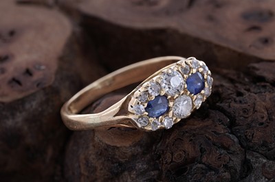 Lot 52 - An Edwardian sapphire and diamond ring