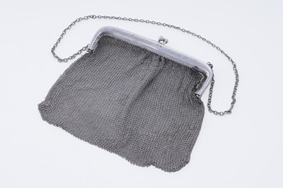 Lot 394 - An early 20th Century lady's silver mesh purse