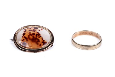 Lot 25 - An Edwardian agate and gold brooch, and a gold wedding band