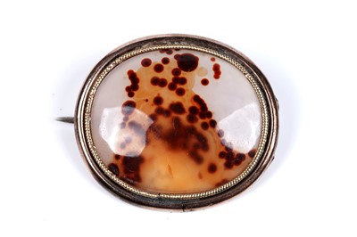 Lot 25 - An Edwardian agate and gold brooch, and a gold wedding band