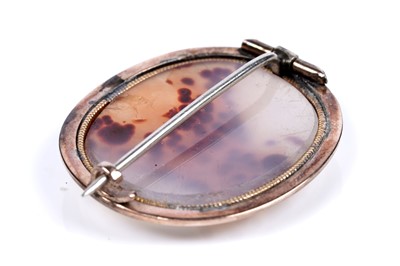 Lot 25 - An Edwardian agate and gold brooch, and a gold wedding band