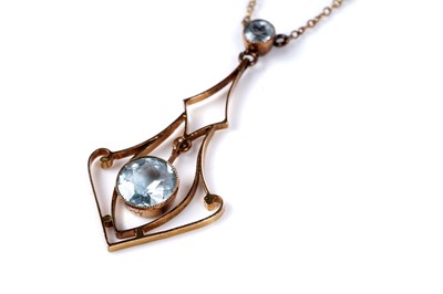 Lot 26 - An Edwardian Art Nouveau aquamarine pendant