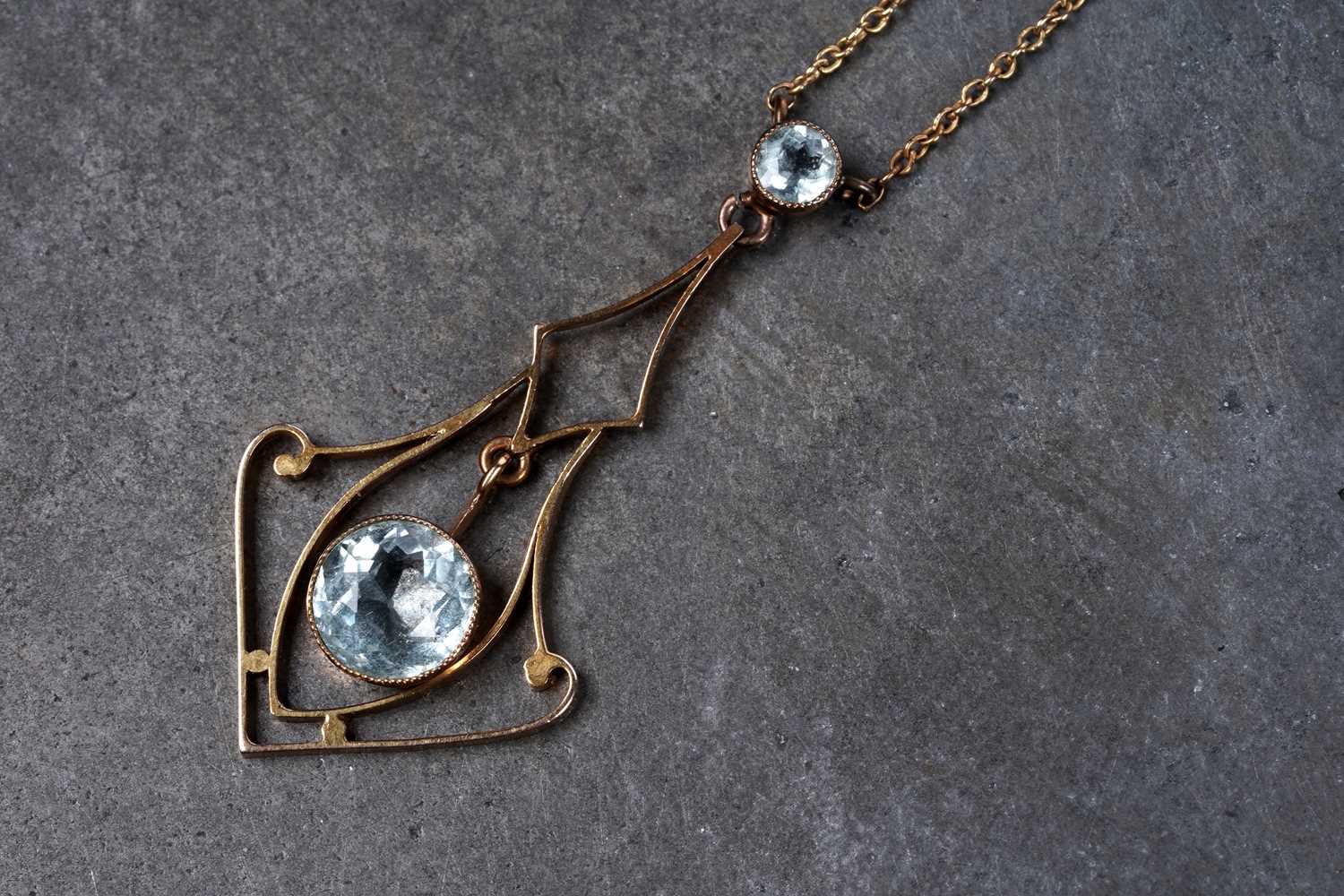Lot 26 - An Edwardian Art Nouveau aquamarine pendant